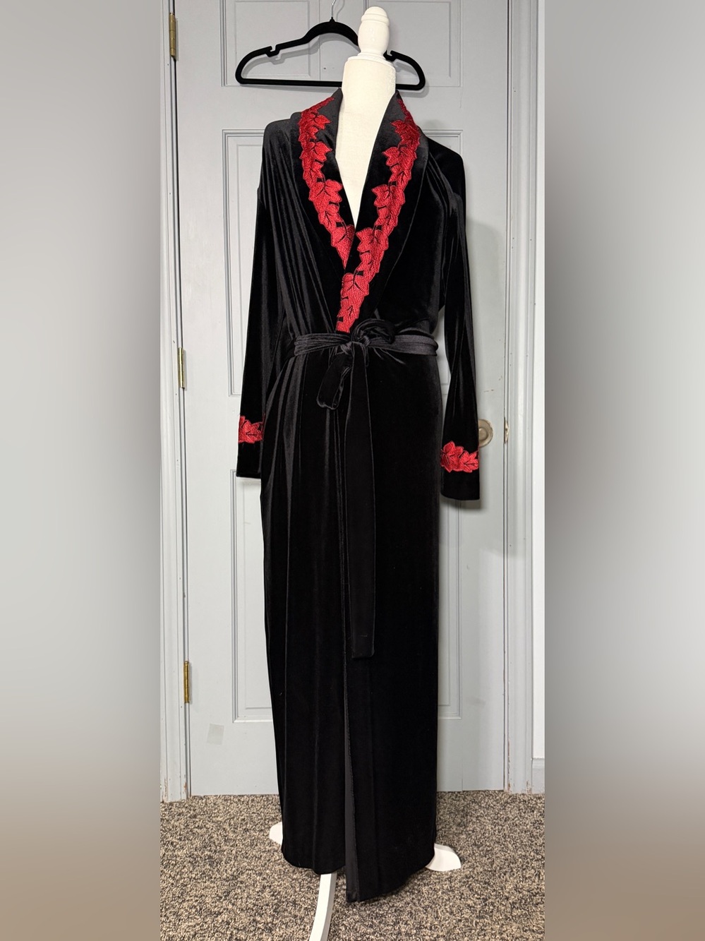 Vintage 80’s Diamond Tea Velvet Embroidered Robe in Black & Red Size XL